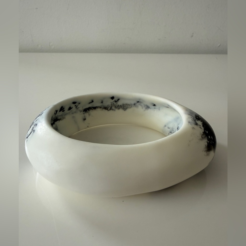 DINOSAUR DESIGNS Small Rock Resin Bangle Bracelet White Marble - Picture 3 of 8